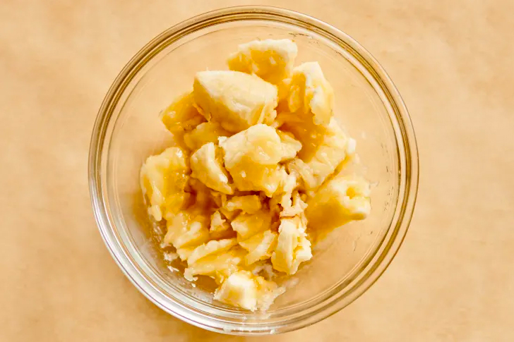 Glass bowl of mashed banana.